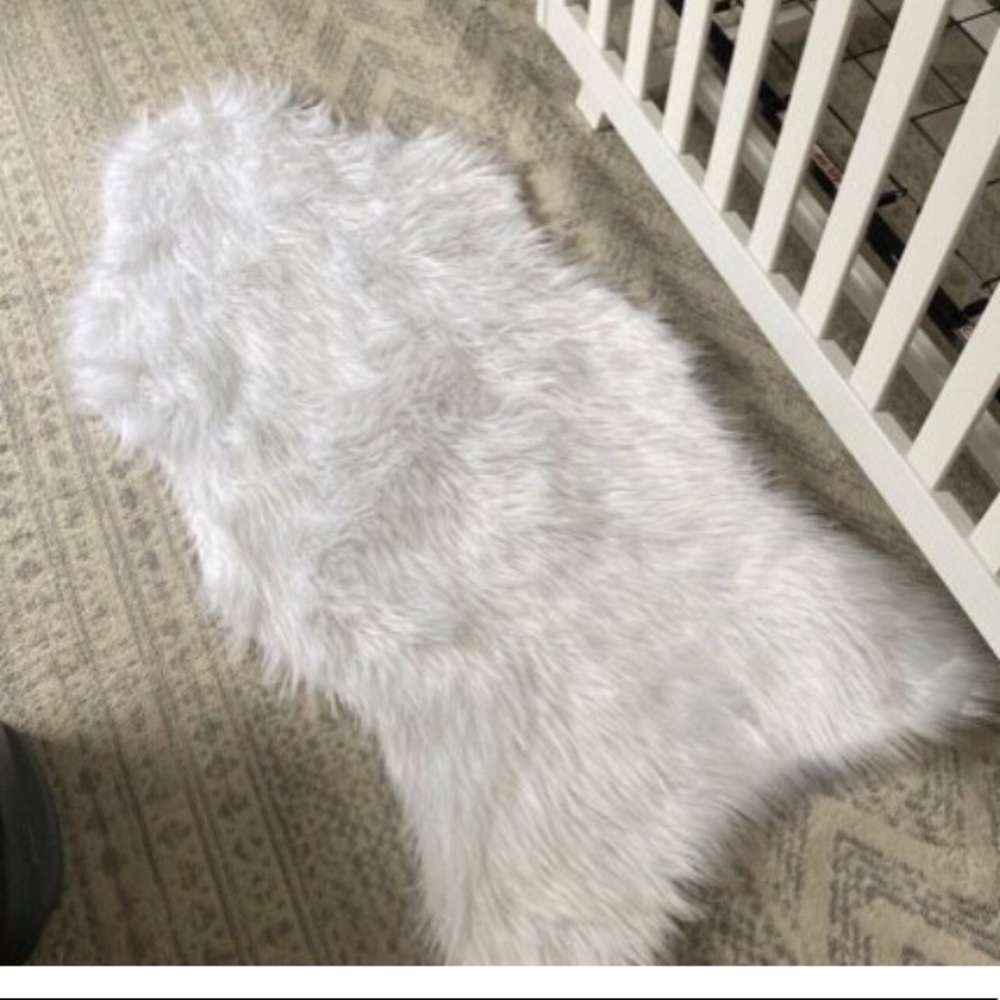 Faux Fur Rug. White sheepskin. NWOT